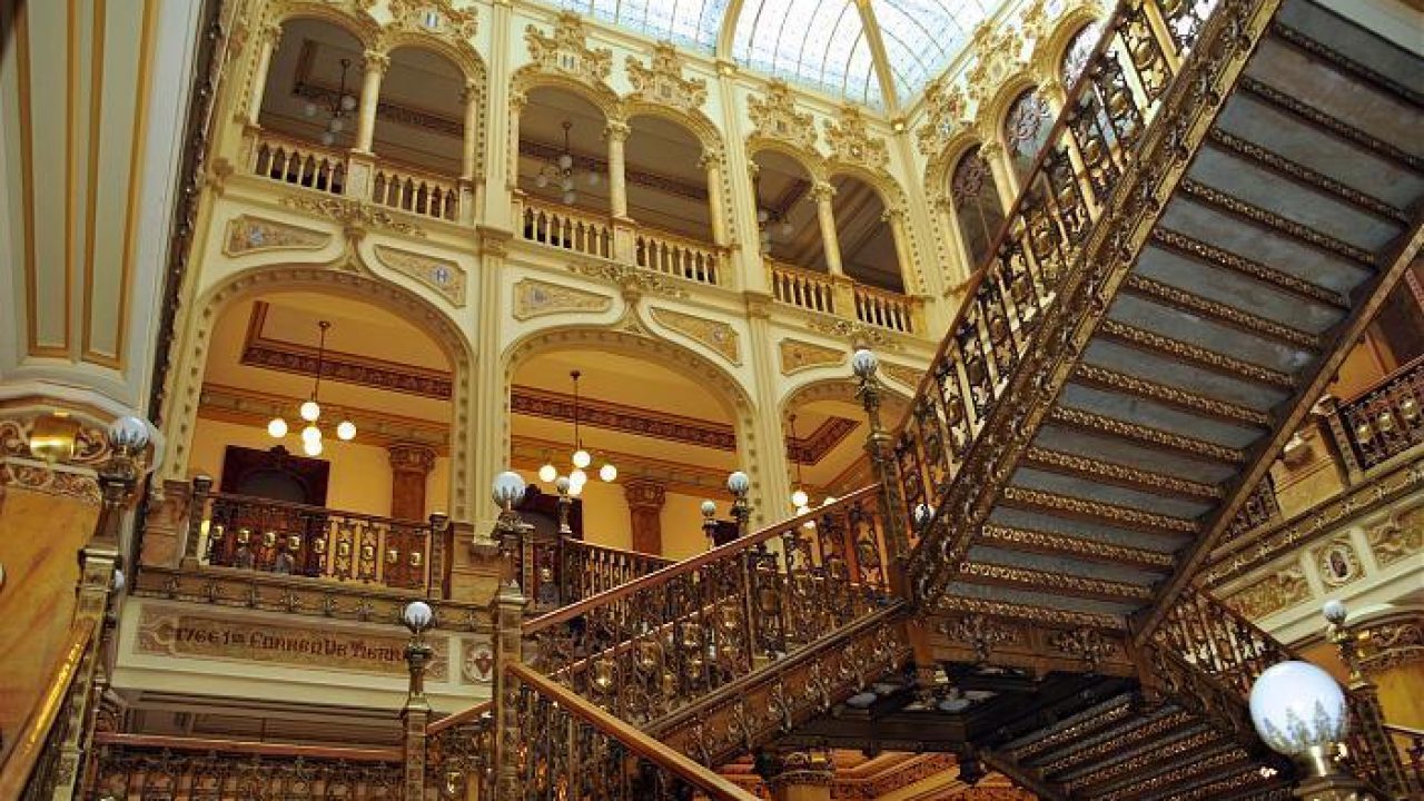 Bajo las escaleras de bronce se nota la combinación de estilos que nos ofrece el lugar