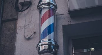 ¿Sabes qué significa el cilindro tricolor en las barberías?
